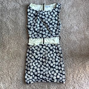 TOBI DAISY FLOWER DRESS WITH FRONT SLIT